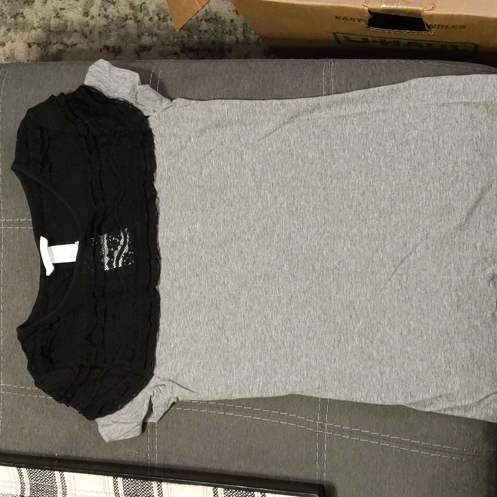 Fitted tee with lace on top